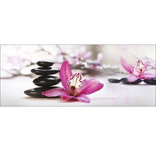 Dekoration mit gestapelten Steinen und Orchideenblüten