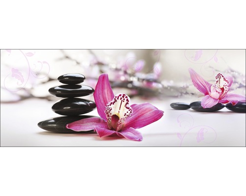 Dekoration mit gestapelten Steinen und Orchideenblüten