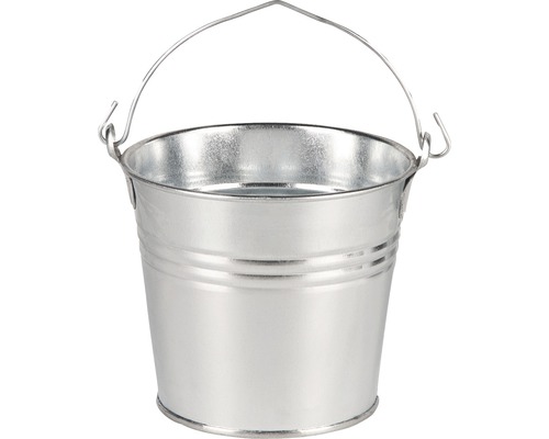 Seau en métal avec poignée
