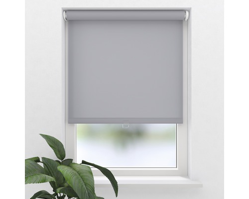 Fenster mit heruntergelassenem Rollo