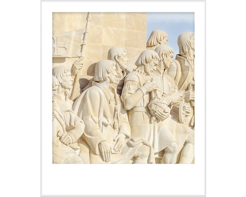 Vue détaillée d''un monument en pierre avec plusieurs figures