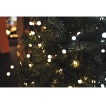 Gros plan d''un sapin de Noël avec une guirlande lumineuse