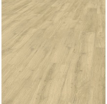 Verlegter heller Laminatboden in Holzoptik