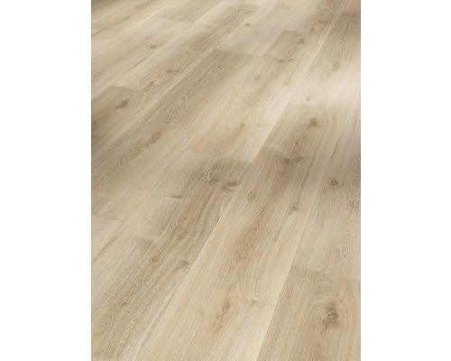 Bodenbelag aus hellem Laminat mit Holzoptik