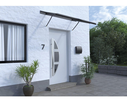 Vordach aus Metall über einer Haustür