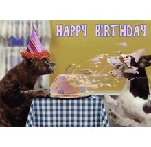 Une scène d''anniversaire avec un chat portant un chapeau de fête et un chien plongeant dans un gâteau