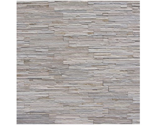 Wandverkleidung aus Naturstein mit horizontaler Textur