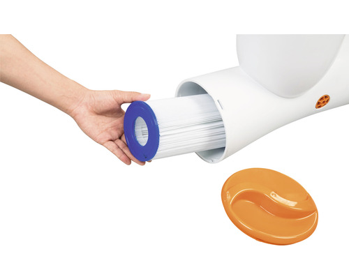 Une main insère un filtre de piscine dans une installation de filtration