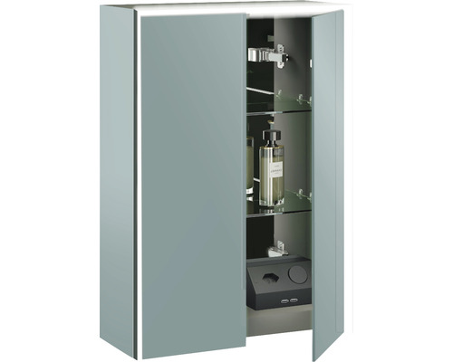 Spiegelschrank mit Glasablagen, Beleuchtung und offenstehender Tür