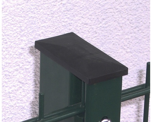 Poteau de clôture avec capuchon