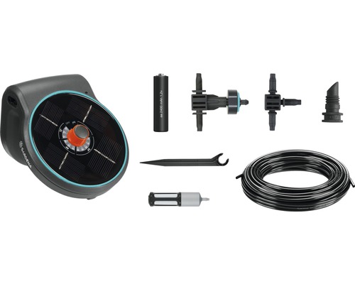 Kit d''irrigation goutte à goutte solaire Gardena avec panneau solaire, batterie, tuyau et accessoires d''irrigation pour l''arrosage du jardin.