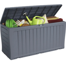 Geöffnete graue Gartenbox mit Gartengeräten und Kissen