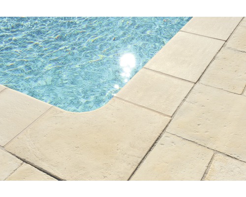 Nahaufnahme eines Pools mit Steinumrandung