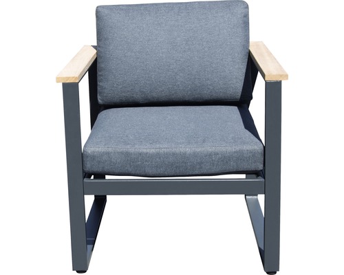 Gartensessel mit grauen Polsterkissen und Armlehnen aus Holz