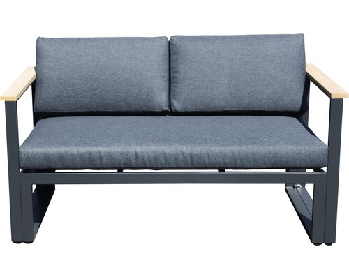 Gartensitzbank mit grauen Kissen und Armlehnen aus Holz