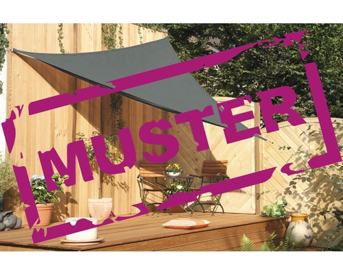 Terrasse mit Sonnensegel, Holzzaun und Gartenmöbeln