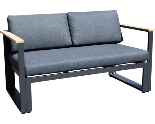 Zweisitzer Gartenbank mit grauen Kissen und Armlehnen aus Holz