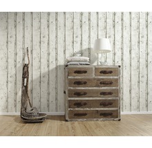Wohnszene mit Holzkommode, Lampe, Dekoration und Tapete in Holzoptik
