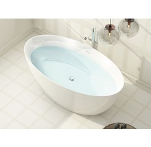 Freistehende Badewanne mit Wasser in einem hellen Badezimmer.