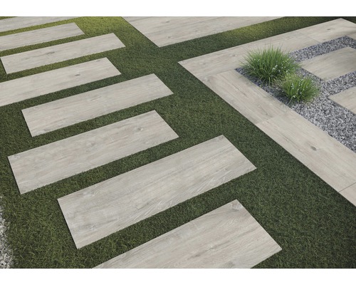 Dalle de terrasse en grès cérame fin FLAIRSTONE Wood Light Grey bord rectifié 120x40x2 cm Chemin de jardin avec des dalles rectangulaires imitation bois sur une pelouse