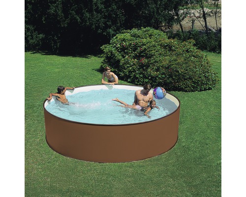 Familienpool im Garten mit spielenden Personen