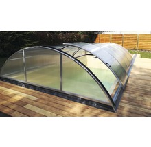 Abri de piscine sur une terrasse en bois