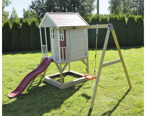 Spielturm mit Schaukel und Rutsche im Garten