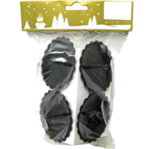 Vier schwarze Papierförmchen für Muffins in einer Verpackung