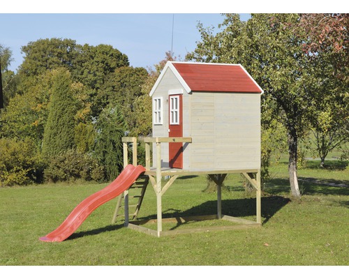 Spielhaus aus Holz mit Rutsche im Garten