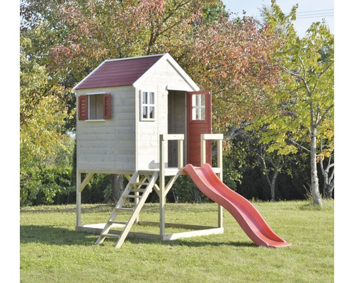 Holzspielhaus mit Rutsche und Leiter im Garten