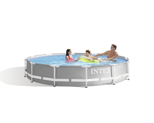 Piscine Intex avec famille dans l''eau