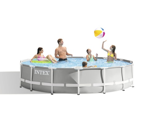 Famille dans la piscine tubulaire Intex avec cadre en acier
