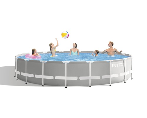 Famille dans piscine tubulaire ronde Intex