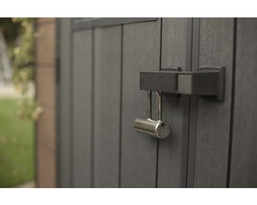 Abgeschlossenes Gartentor mit Vorhängeschloss