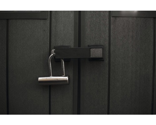 Metallbügelschloss an einer Gartentür zur Sicherung des Gartens