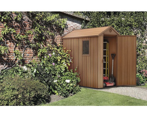 Gartenszene mit Gerätehaus aus Holz und Gartengeräten
