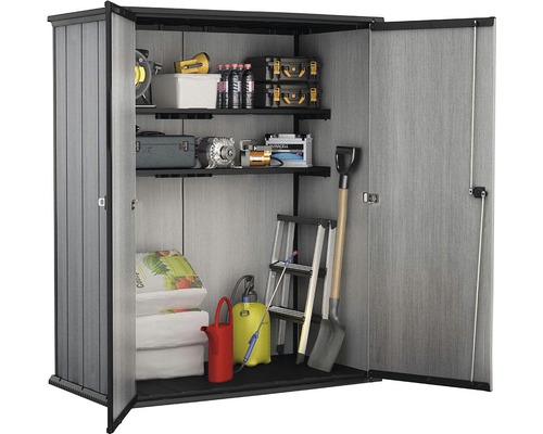 Armoire à outils ouverte avec outils et accessoires de jardin sur des étagères et à l''intérieur