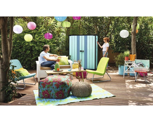 Scène de jardin avec remise à outils, mobilier de salon et décoration