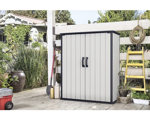 Scène de jardin avec une armoire à outils pour ranger les outils et accessoires de jardin