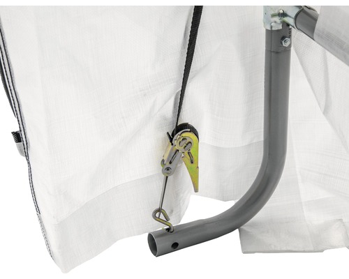 Detailansicht einer Gewebefolie mit Ratschenzug und Metallrohrkonstruktion