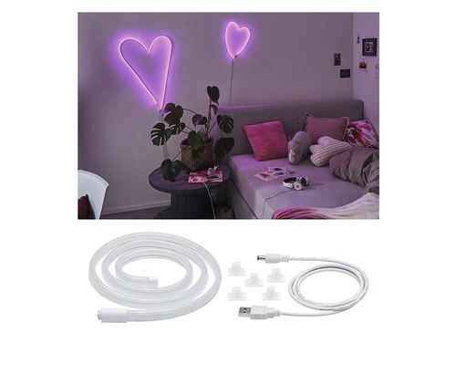 Guirlande lumineuse néon en forme de cœur dans une chambre et guirlande lumineuse néon en forme de cœur avec accessoires au premier plan