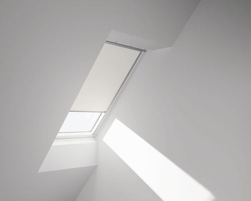Fenêtre de toit avec store pour la protection solaire.