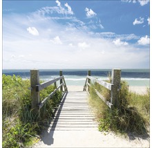 Passerelle en bois menant à la plage avec vue sur la mer