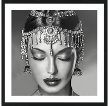 Image encadrée d''une femme portant des bijoux
