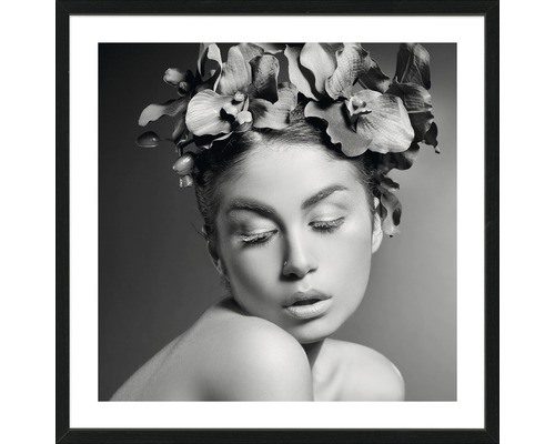 Photographie en noir et blanc d''une femme avec une couronne de fleurs dans un cadre