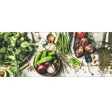 Arrangement mit Gemüse, Hülsenfrüchten und Granatapfel auf einem Tisch