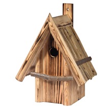 Vogelhaus aus Holz mit Einflugloch und Landeplatz