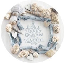 Dekoration mit Muscheln, Treibholz und Herzen mit Spruch