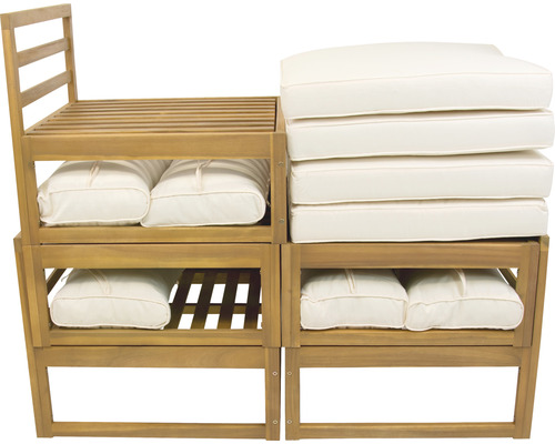 Stapelbare Gartenmöbel aus Holz mit Kissen