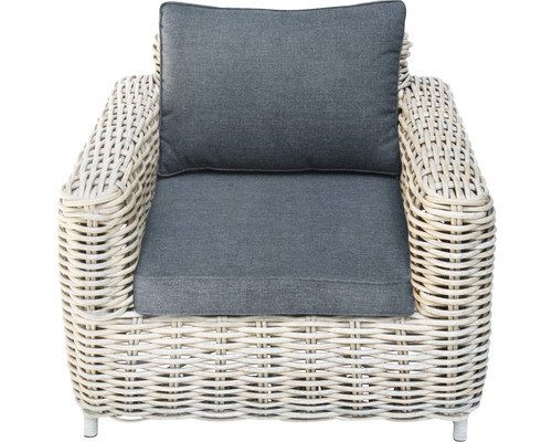 Rattansessel mit grauen Polsterkissen